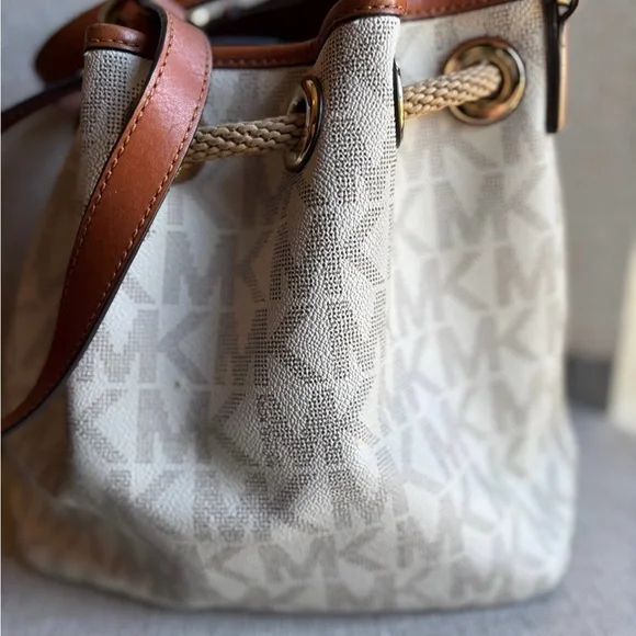 Michael Kors Designer Cream and Brown Bucket Bag - Picture 3 of 6